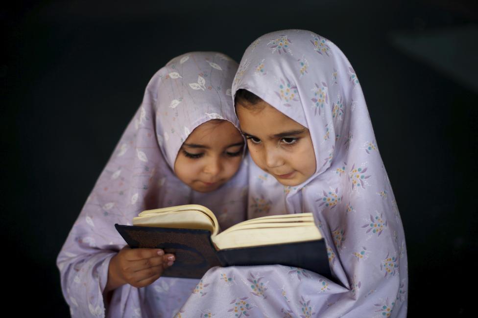 Palesztin lányok olvassák közösen a Koránt egy nyári iskola során tartott óra keretében. (f.: Reuters)
