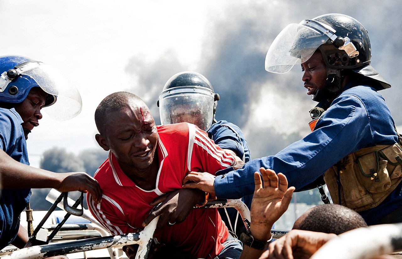 Rendőrök fognak le és állítanak elő egy tüntetőt az afrikai Burundiban. Az utcára vonulók továbbra is azért harcolnak, hogy megakadályozzák Pierre Nkurunziza elnök harmadik mandátumának létrejöttét - amely ellenkezik az alkotmánnyal.