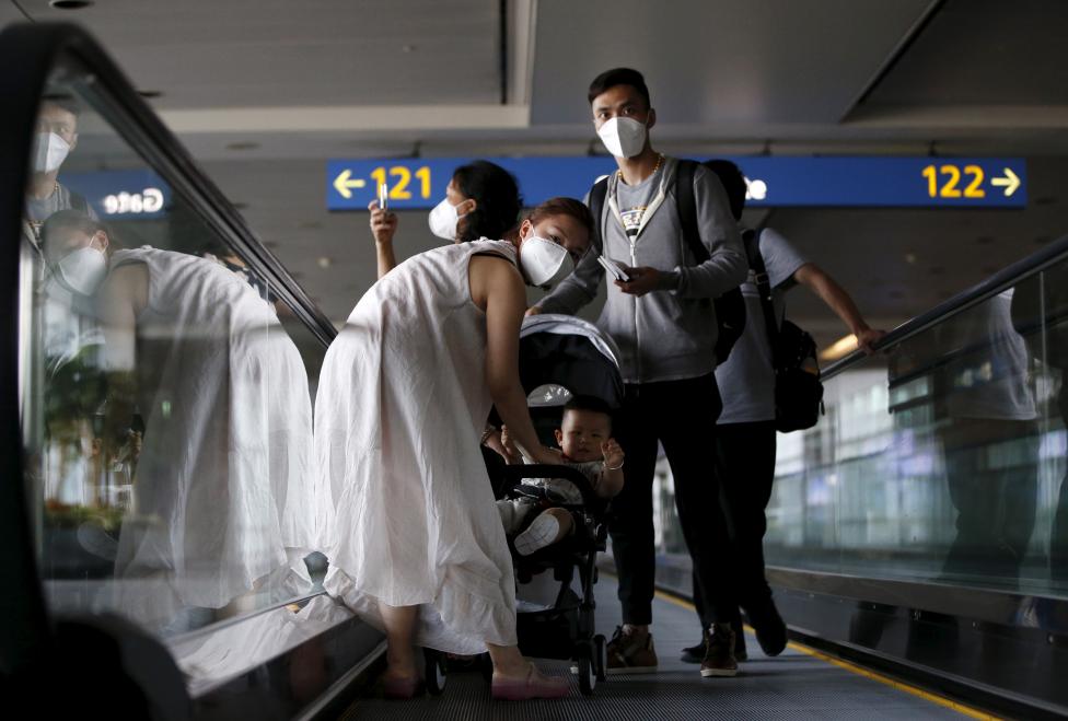 Utazó család próbálja magát maszkokkal védeni, hogy ne kerüljenek kontaktusba a Middle East Respiratory Syndrome (MERS) koronavírussal, amely Dél-Koreában újra felütötte a fejét. 262 óvodában, 356 általános iskolában, 11 gimnáziumban, négy főiskolán rendeltek el szünetet, nehogy a diákok közt is elterjedjen a fertőzés. (f.: Reuters)