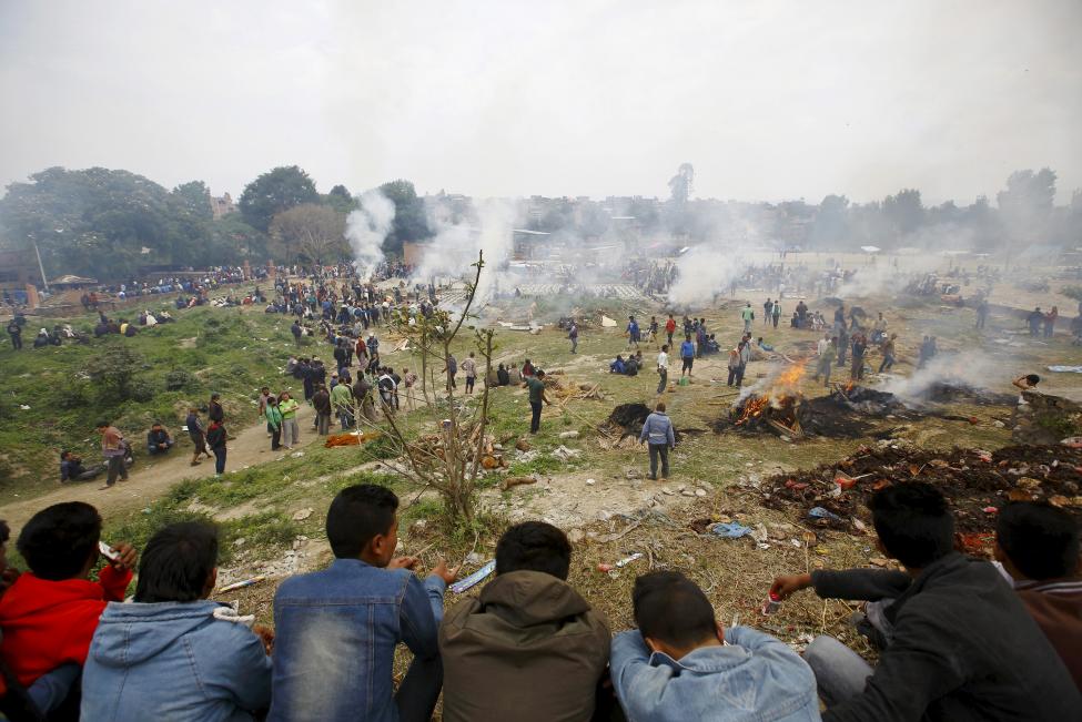 Holttesteket hamvasztanak a Bhaktapur városa melletti mezőn. (f.: Reuters) Több magyarországi szervezet is gyűjt pénzadományokat a nepáli földrengés túlélői, károsultjai javára:<br />Ökumenikus Segélyszervezet: 1353-as adományvonal, illetve 11705008-20464565 számlaszám (a közlemény rovatban feltüntetve: „Nepál”)<br />Magyar Vöröskereszt: 1359-es adományvonal, illetve Magyarországról utalásnál K&H Bank 10405004-00026548-00000009, külföldről utalásnál Nemzetközi számlaszám (IBAN): K&H Bank Zrt. HU32 1040 5004 0002 6548 0000 0009 SWIFT kód: OKHBHUHB (A közlemény rovatban mindenképpen kérik feltüntetni:‘NEPÁL‘)<br />Katolikus Karitász: 1356-os adományvonal, illetve Raiffeisen Bank Zrt. 12011148-00124534-00900004 (A közlemény rovatba kérik beírni: „Nepál”)<br />Magyarországi Krisna-tudatú Hívők Közössége: KHB 10201006 – 50280757 – 00000000 számlaszámán keresztül, “Nepál” megjegyzéssel (számlatulajdonos MKTHK).