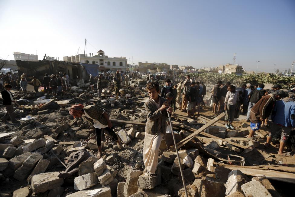 Helyi lakosok keresnek túlélőket a jemeni Sanaa repülőtér lebombázott helyszínén. Szaúd-Arábia a héten légitámadást intézett a húszi síita lázadók ellen, akik több helyen is legyőzték a helyi kormányerőket (f.: Reuters)