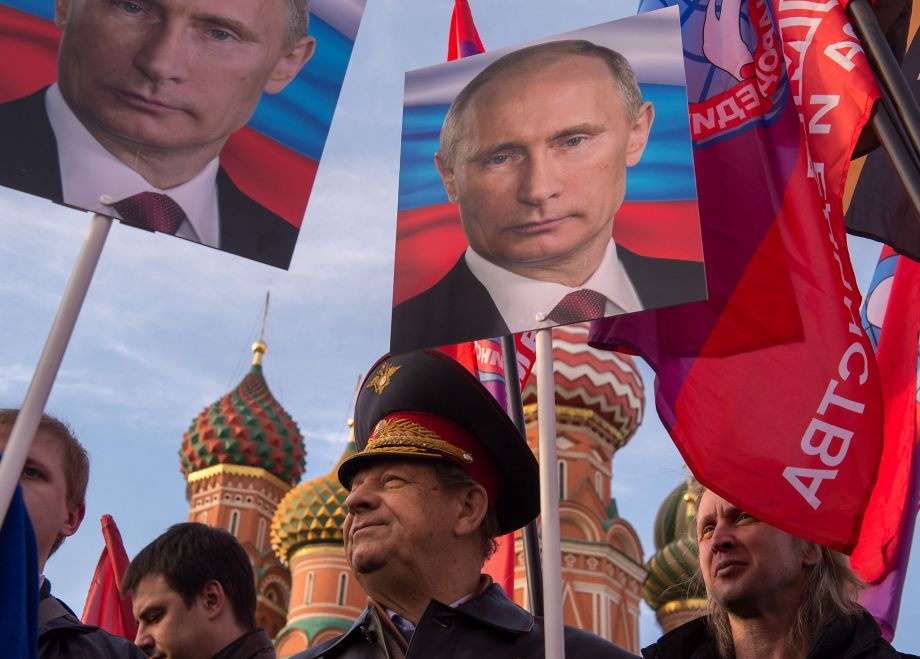 Putyin arcképével ünnepelnek Moszkvában a Krím-félsziget elcsatolásának egy éves évfordulójának alkalmából. (f.: Reuters)