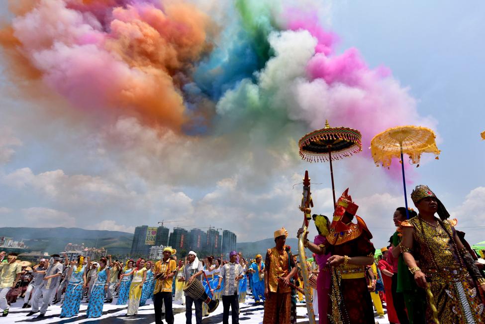 Színes ruhákba öltözött emberek vesznek részt a Dai kisebbségi népcsoport újévet ünneplő vízlocsoló ceremóniáján Jinghong-ban, Kínában. (f.: Reuters)