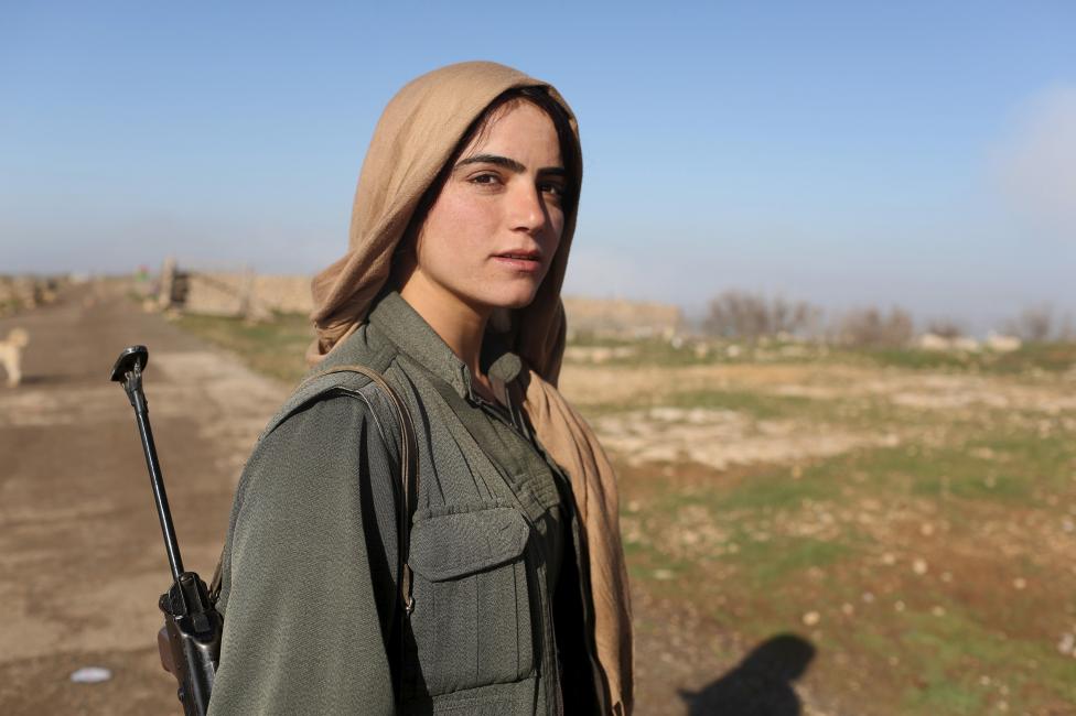 A Kurd Munkáspárt (PKK) szeparatista mozgalom egyik női harcosa áll az iraki Sinjar mellett felállított őrhelyen. A kurd fegyveresek teszik ki az egyik alapkövét az Iszlám Állam elleni erőknek a régióban. (f.: Reuters)
