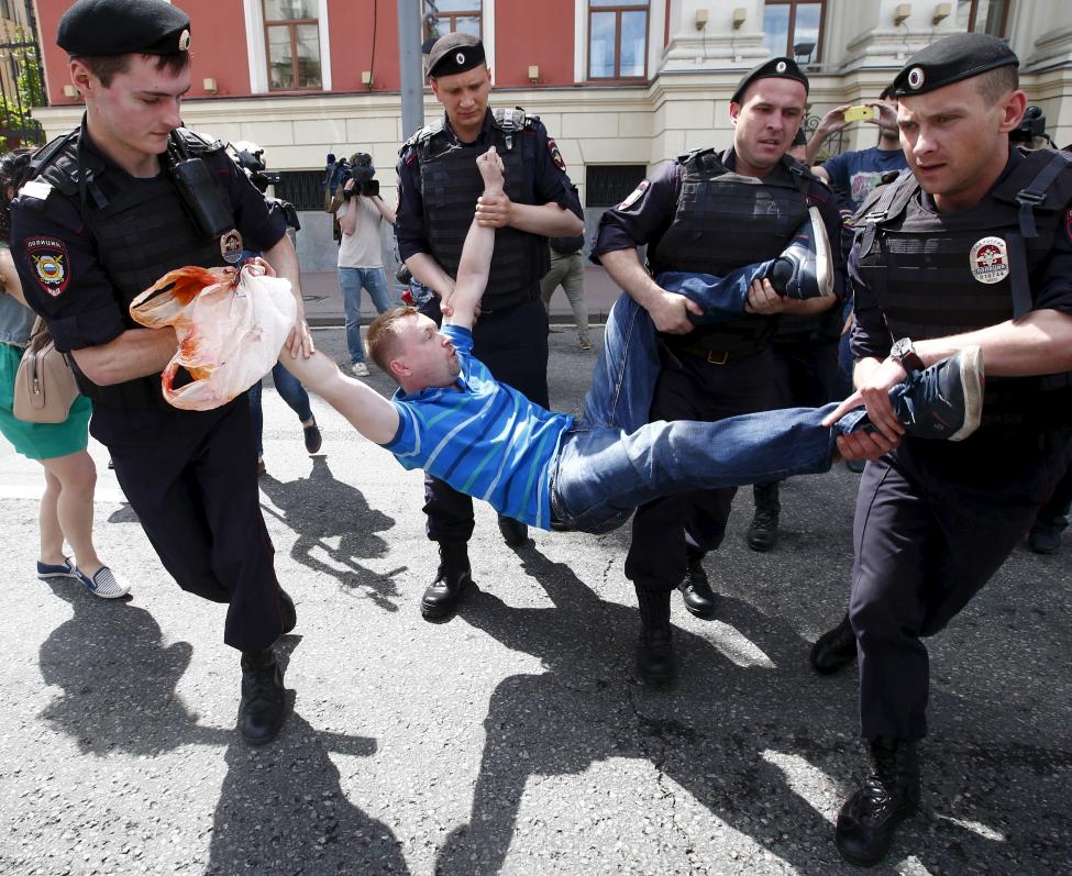 Rendőrök viszik el Nikolaj Alekszejev melegjogi aktivistát a Moszkvában szervezett tüntetés során. A résztvevőket ellentüntetők támadták meg, többen megsérültek a nap során. (f.: Reuters)