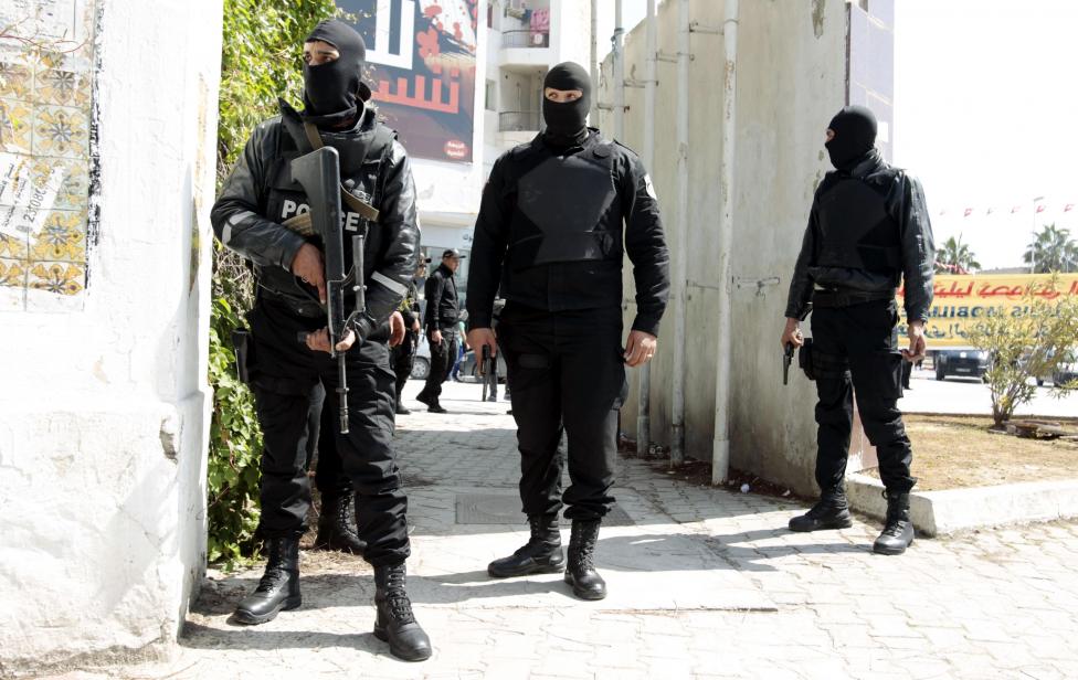 Tunéziai rendőrök állomásoznak az ország parlamentje előtt, miután egy - egyes információk szerint az Iszlám Állam - fegyverese 23 embert ölt meg egy múzeumban. Az országgyűlésben épp terrorizmus elleni törvényeket vitattak meg a politikusok. (f.: Reuters)