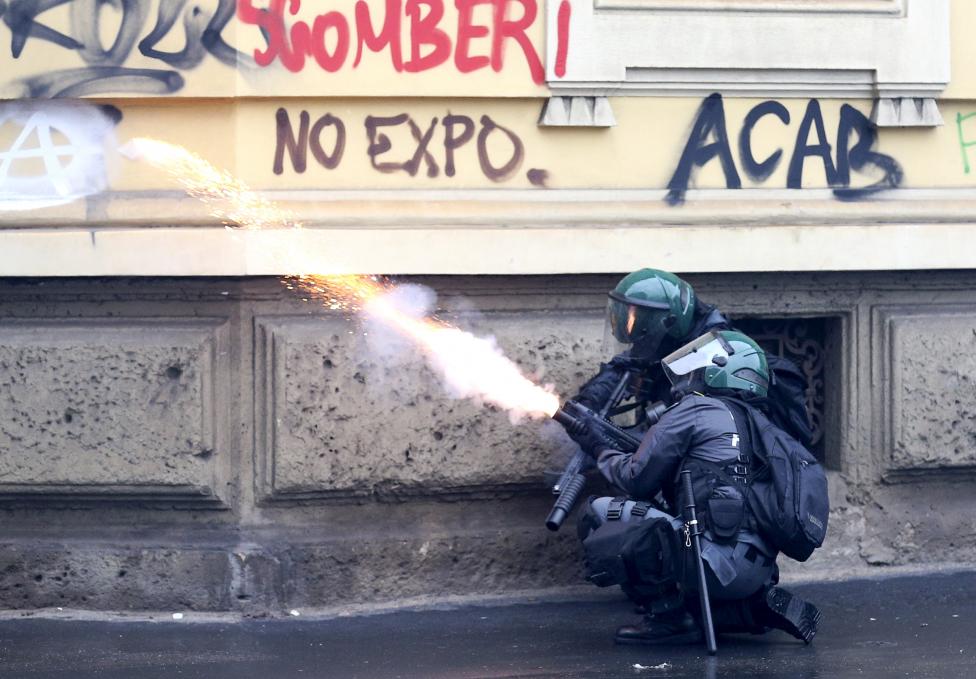 Olasz rendőr lő könnygázgránátot a tüntető tömeg felé Milánóban. A hétvégén több százan tüntettek a nemrég megnyíló milánói Világkiállítás és Expo ellen, a megmozdulások során több autót felgyújtottak valamint számos bankfiókot és üzletet rongáltak meg az utcára vonulók. (f.: Reuters)