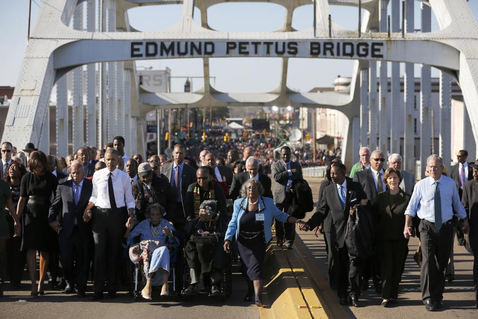 Barack Obama amerikai elnök sétál együtt a tömeggel az alabamai Selmában, ahol a ‘Véres Vasárnap‘ néven elhíresült, 50 évvel ezelőtti, Martin Luther King vezette polgárjogi menetre emlékeztek. Az Edmund Pettus-hídon áthaladó békés tüntetők rendőri sorfallal találták magukat szembe, akik brutális támadásba lendültek, amikor a tömeg nem akart feloszlani. (f.: Reuters)