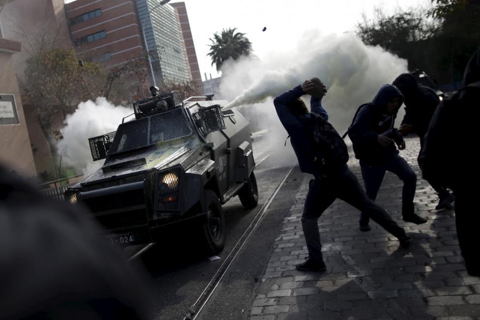 Tüntetők csapnak össze a rendőrökkel Chilében, ahol a tömeg gyökeres változásokat követel a rosszul működő oktatási rendszerben. (f.: Reuters)