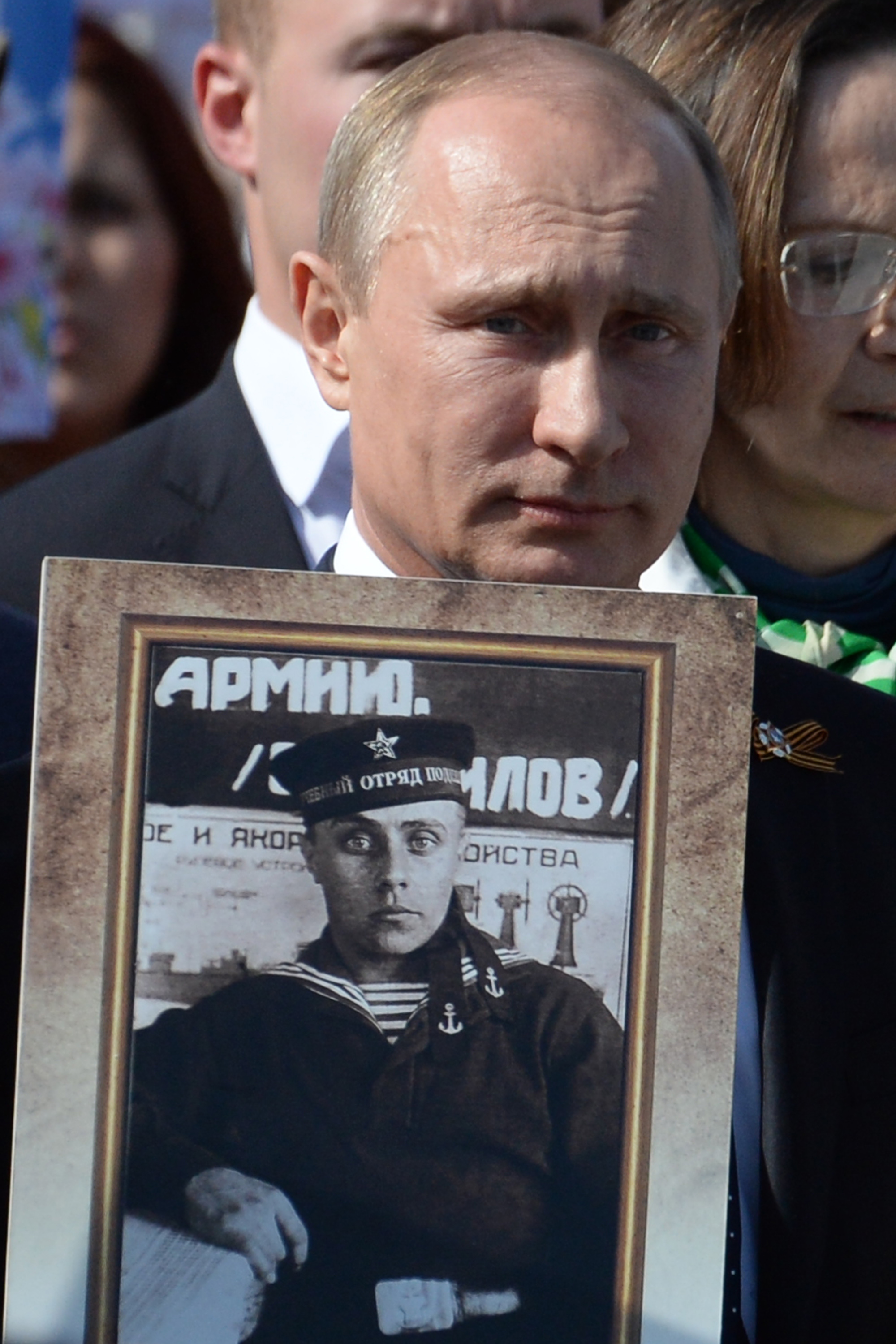 Vlagyimir Putyin orosz elnök tartja a kezében apjának, a második világháborúban szolgált katonának a fényképet a Moszkvában tartott győzelem napi rendezvények során. Ahogy Európában több helyen, itt megemlékeztek a náci Németország legyőzésének 70. évfordulójáról. (f.: AFP)