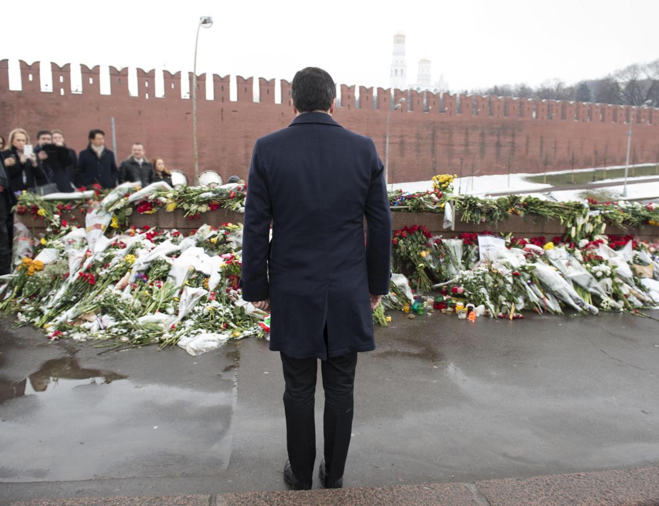 Matteo Renzi moszkvai útja során virágot helyez el Borisz Nyemcov meggyilkolásának helyszínén. Az útért több oldalról is kritikák érték az olasz miniszterelnököt (f.: Corriere della Sera)