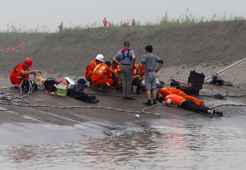 A kínai mentőegység tagjai próbálnak túlélők által kiadott hangokra figyelni a felborult hajótesten belülről. A Kelet Csillaga nevű folyami kirándulóhajó hétfőn este borult fel a Jangce folyón, eddig közel 70 holttestet emeltek ki a vízből, de további több mint 350 embernek nincs nyoma. (f.: Reuters)