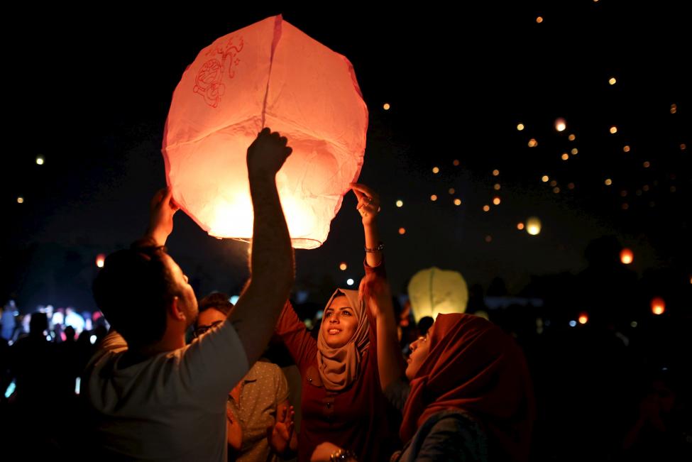 Tömegesen indítanak útjára kis világító ballonokat a perzsa újévet ünneplők Bagdadban (f.: Reuters)
