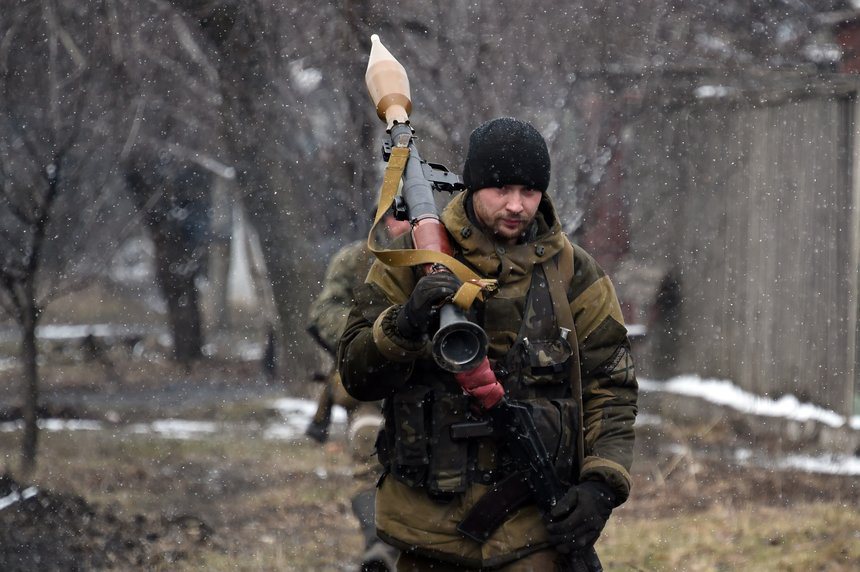 Oroszbarát katona sétál páncélököllel a vállán a kelet-ukrajnai Debalcevénél (f.: Reuters)
