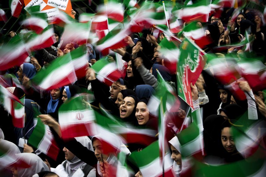 Női tömeg ünnepli az iráni forradalom 36. évfordulóját Teheránban (f.: AFP)