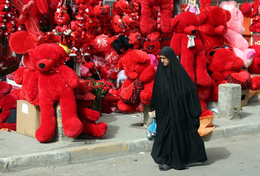 Nő sétál egy Valentin-napra készülő bagdadi bolt előtt (f.: AFP)