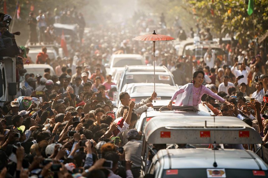 Tömegek kísérik a mianmari ellenzék vezetőjét Aung San Suu Kyi-t, akinek apja, a szintén szabadságharcos Aung San most lenne 100 éves (f.: Reuters) 