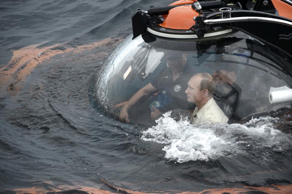 Vlagyimir Putyin orosz elnök merül a mélybe egy kutató tengeralattjáró fedélzetén, a Krím-félszigetnél Szevasztopol mellett. (f.: Reuters)