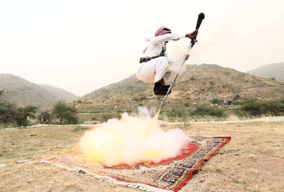 Férfi demonstrálja a tradicionális szaúdi szokást, a fegyveres táncot, amelyet legtöbbször nagy ünnepek (pl.: házasság) során gyakorolnak. (f.: Reuters)