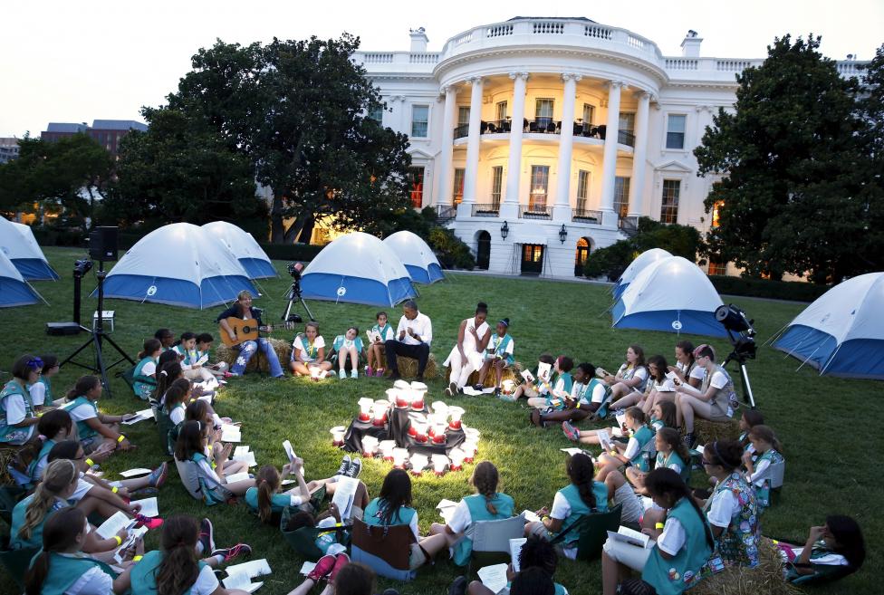 Barack és Michelle Obama csatlakozik a lánycserkészekhez, akik a Fehér Ház előtti füves területen táboroznak. (f.: Reuters)