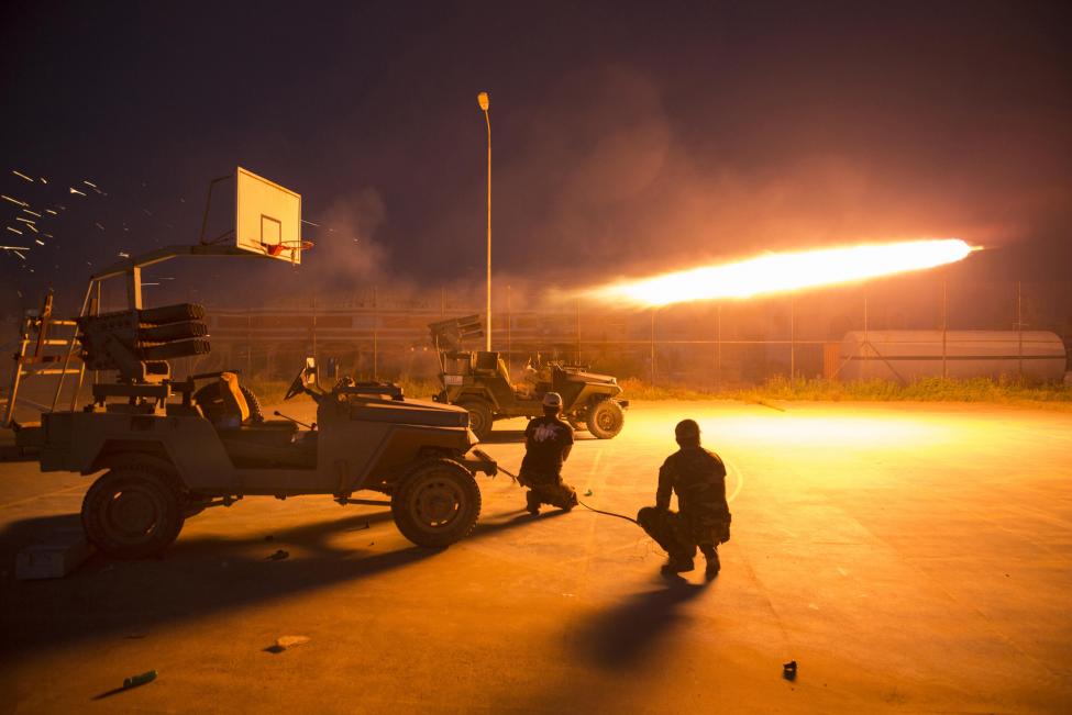 Síita milicisták indítanak rakétát egy utcai kosárpályáról az Iszlám Állammal való összecsapás közben, az iraki Szalahudin provinciában (f.: Reuters)