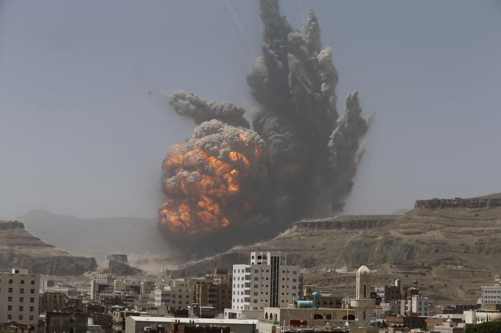 Hatalmas robbanásfelhő száll fel a jemeni Sanaa melletti fegyverraktárt ért bombatámadás után. Szaúd-Arábia bejelentette, hogy a síita húszi lázadók elleni katonai akció sikeres volt, innentől kezdve új, humanitárius missziót indítanak. (f.: Reuters)