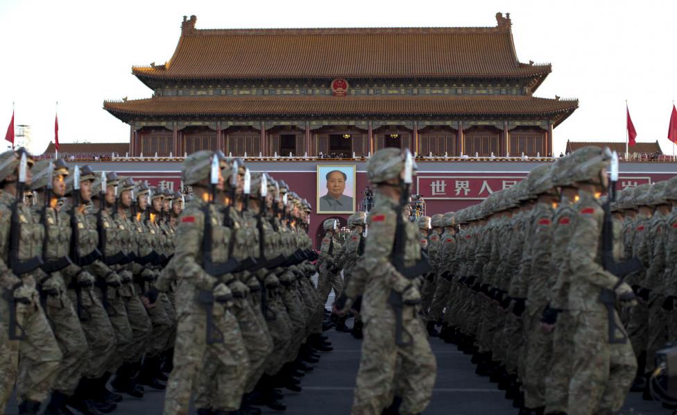 Kínai katonák vonulnak el Mao Ce-tung képe és a meghívott politikus vendégek előtt a Pekingben tartott katonai felvonuláson, amit a második világháború lezárásának 70. évfordulója okán rendeztek. (f.: Reuters)
