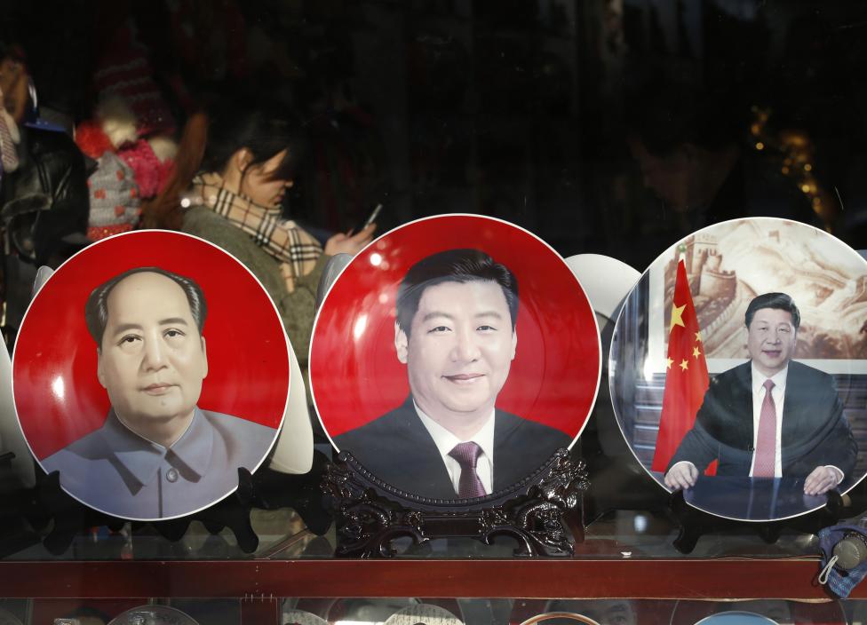 Az Országos Népi Gyűlés éves ülésszakára készülő szuvenírárus bolt Pekingben (f.: Reuters)