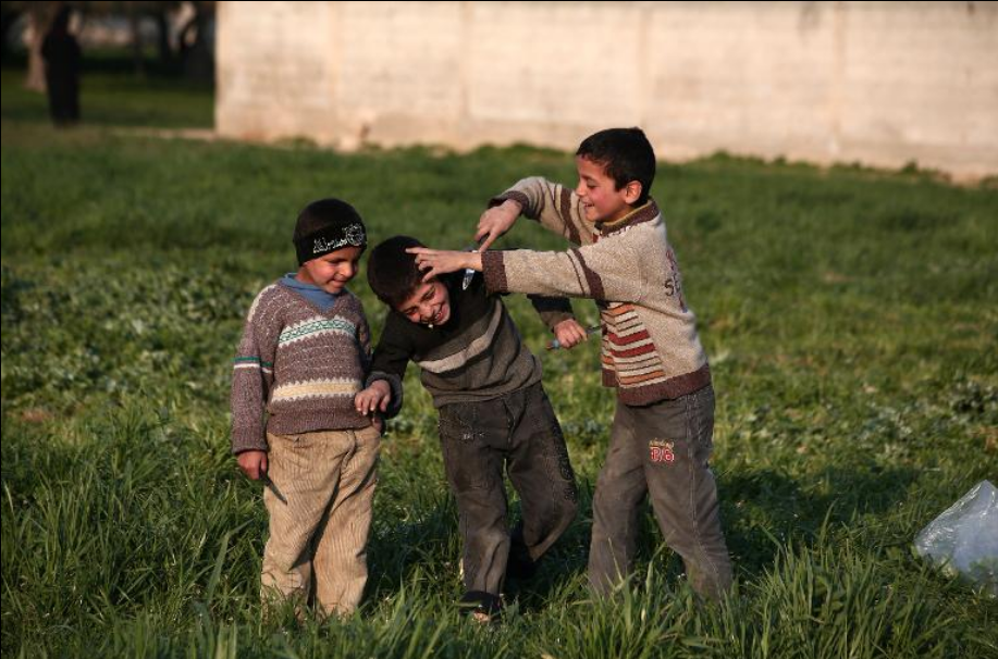 Gyermekek játsszák újra azokat az Iszlám Állam kivégzési videóiban látott jeleneteket Damaszkusz külvárosában, Szíriában. (f.: AFP)