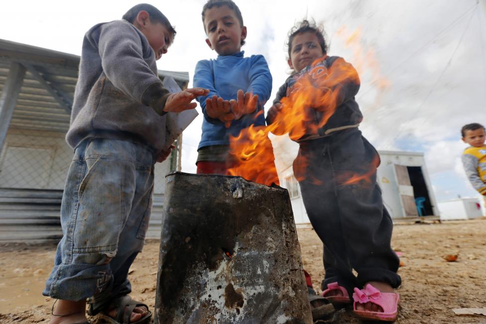 Gyermekek melegednek az Al Zaatari mellett fekvő szíriai menekülttáborban (f.: Reuters)