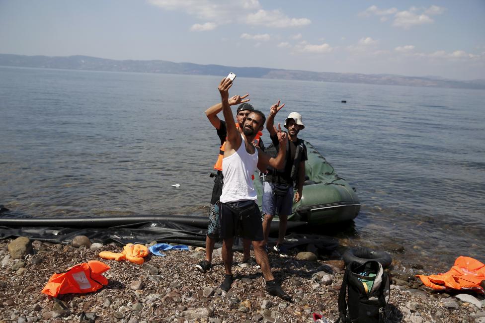 Szíriai menekültek pózolnak egy selfie erejéig, miután partot értek gumicsónakjukkal a görög partoknál. (f.: Reuters)