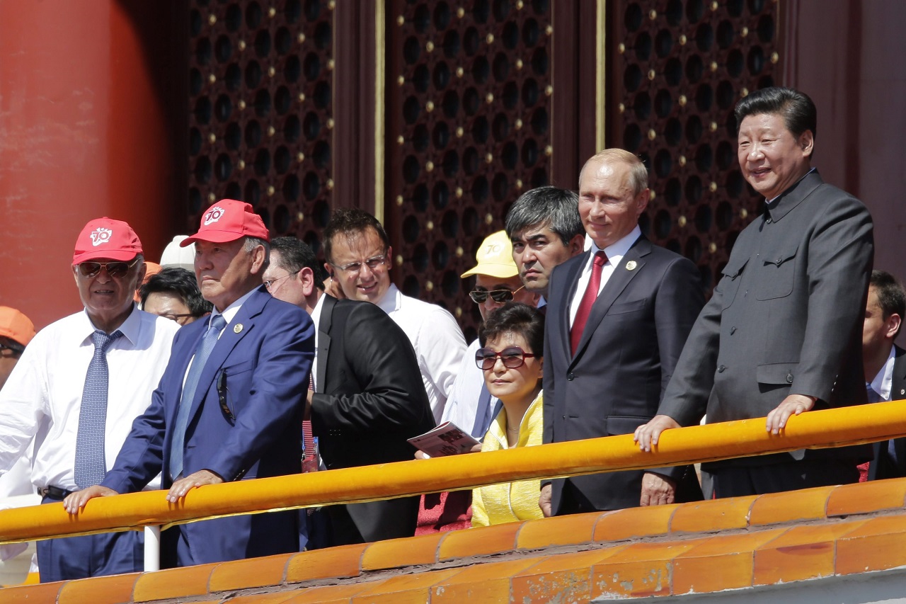 Hszi Csin-ping kínai elnök (jobbra) mellett a rendezvényen részt vett többek között Vlagyimir Putyin orosz elnök (mellette), illetve Nursztultan Nazarbajev, Kazahsztán elnöke is (világosabb kék öltönyben), azonban ami magyar vonatkozásban még fontosabb: Szijjártó Péter magyar külgazdasági és külügyminiszter is (hátul). (f.: AP/MTI)