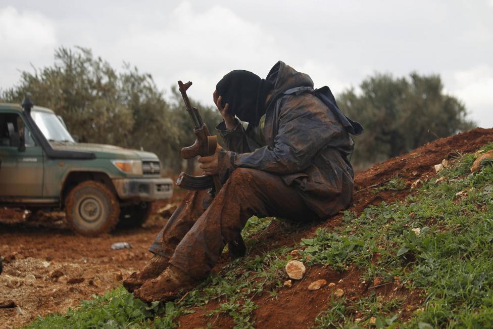 Szír lázadó pihen meg a fegyverével a fővárostól, Aleppótól északra (f.: AFP)