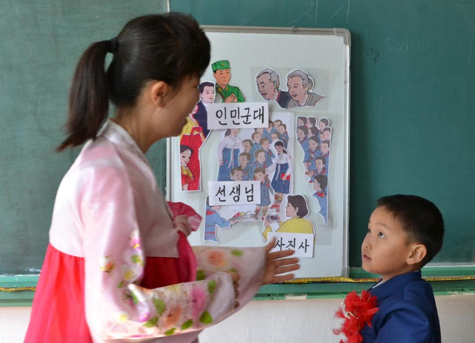Tanítónő beszélget egy fiatal diákkal az Észak-Koreai Népi Köztársaságban. (f.: Reuters)