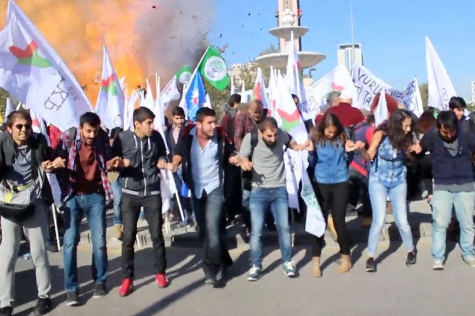 A robbanás pillanatai egy az október 10-én a törökországi Ankarában rendezett békés felvonulás közben. A tüntetők a török állam és a kurd fegyveresek közti konfliktus ellen foglaltak állást, a rendezvényt azonban két öngyilkos merénylő általi nagy erejű robbantás taszította káoszba. (f.: Dokuz8 Hírügynökség)