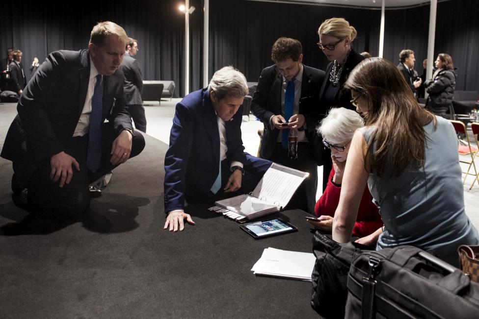 John Kerry amerikai külügyminiszter tanácskozik szakértőivel az iráni atomvita körüli megbeszélés egyik szünetében, a svájci Lausanne-ban. Csütörtök estére a felek kijelentették, született egy keretmegállapodás, aminek segítségével megoldhatóvá válhat a konfliktus. (f.: Reuters)