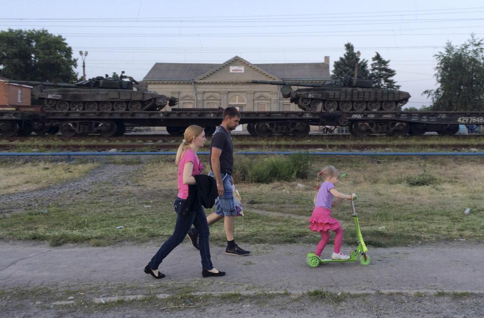 Tankok érkeznek az ukrán határ melletti orosz városba, Matveev Kurgan-ba. Sajtóinformációk szerint az orosz hadsereg nagy erőkkel telepít a régióban épített ideiglenes támaszpontokba katonákat, páncélosokat és más fegyverzeti eszközöket, ami kétségessé teheti a jelenleg is érvényben lévő minszki-egyezmény jövőbeli fenntarthatóságát. (f.: Reuters)