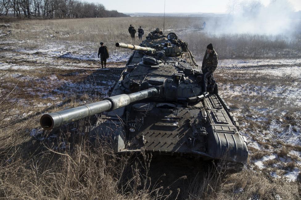 Donyecki szakadárok tankja áll a fronthoz közel (f.: AFP)