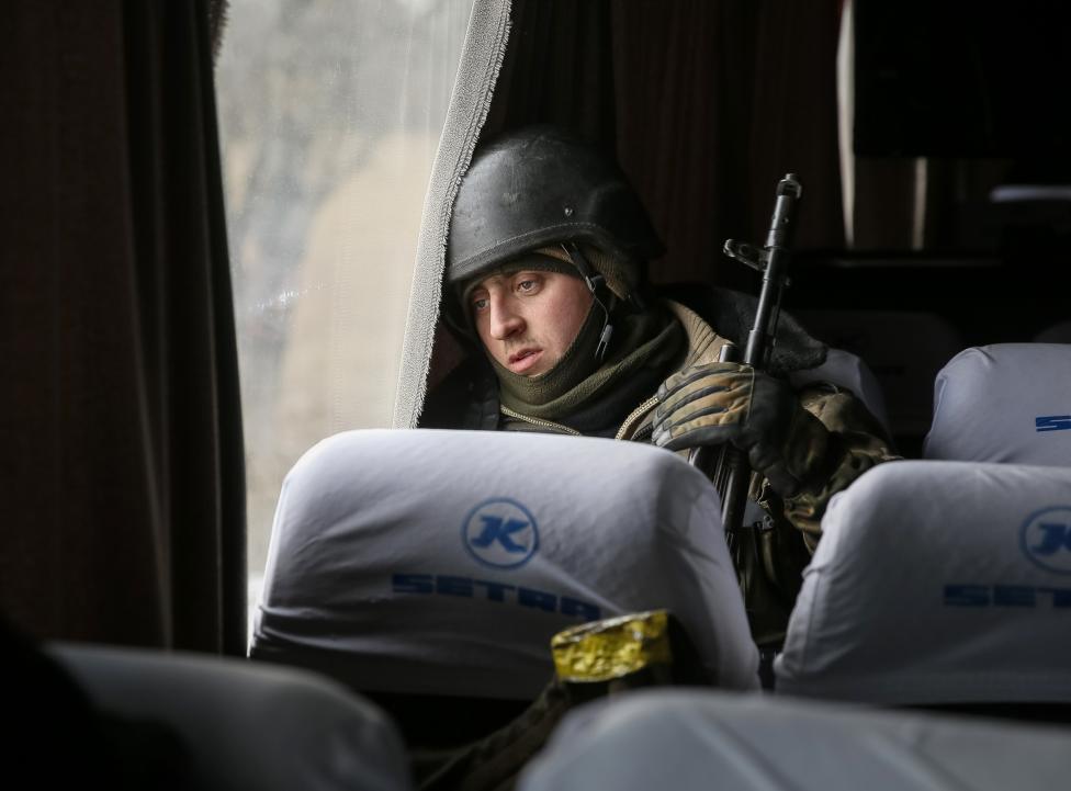 Ukrán katona várakozik a frontról hazainduló buszon (f.: Reuters)