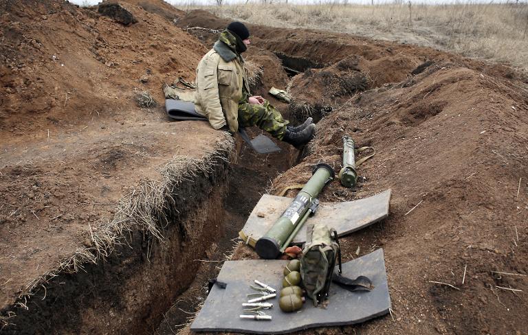 Ukrán katona pihen a Donyeck menti lövészárkok mentén (f.: AFP)