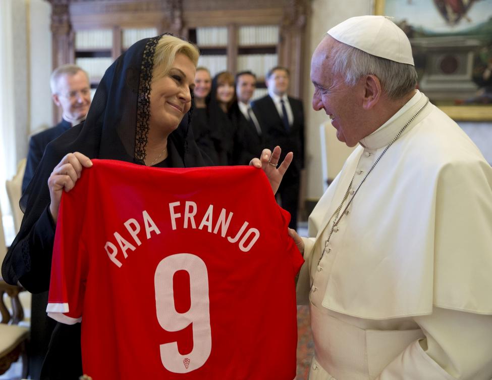 Kolinda Grabar-Kitarović horvát elnök nyújtja át Ferenc pápának a horvát nemzeti mezt, amelyre természetesen a katolikus egyházfő nevét is horvátul írták rá. Grabar-Kitarović a héten járt magánaudiencián a Vatikánban. (f.: Reuters)