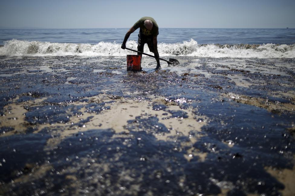 William McConnaughey, egy 55 éves önkéntes lapátolja a partot borító olajat Refugio State Beach-nél. Kalifornia partjainál 80 ezer liter nyersolaj ömlött a tengerbe egy csővezeték átszakadása miatt. A térségben környezetvédelmi katasztrófa várható az eset nyomán. (f.: Reuters)