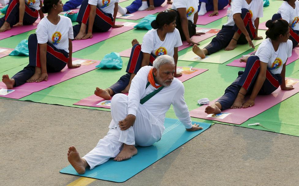 India miniszterelnöke, Narendra Modi vesz részt a Nemzetközi Jóga Napon. Modi több tízezer ember gyakorlatait vezette Új-Delhi központjában. (f.: Reuters)