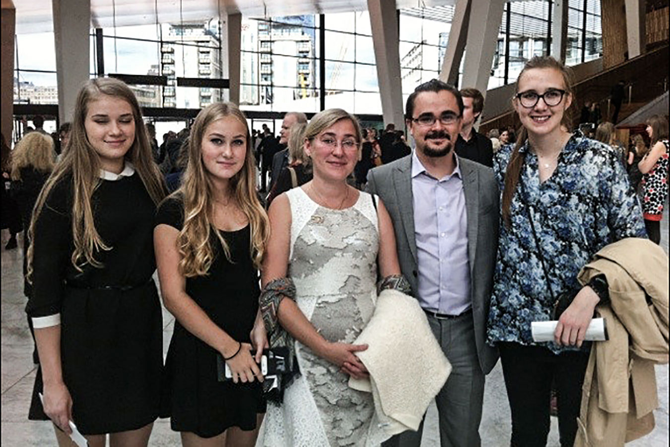 Family of the ambassador at the Oslo Opera House: son Tor Jan surrounded by his mother, his sisters, and his fiancée Ingvild (Private archive)