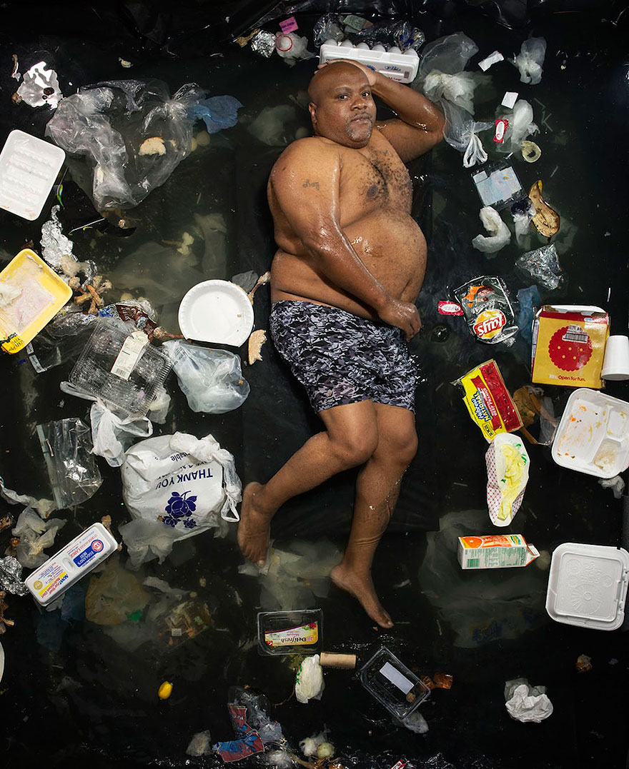 7-days-of-garbage-environmental-photography-gregg-segal-1.jpg