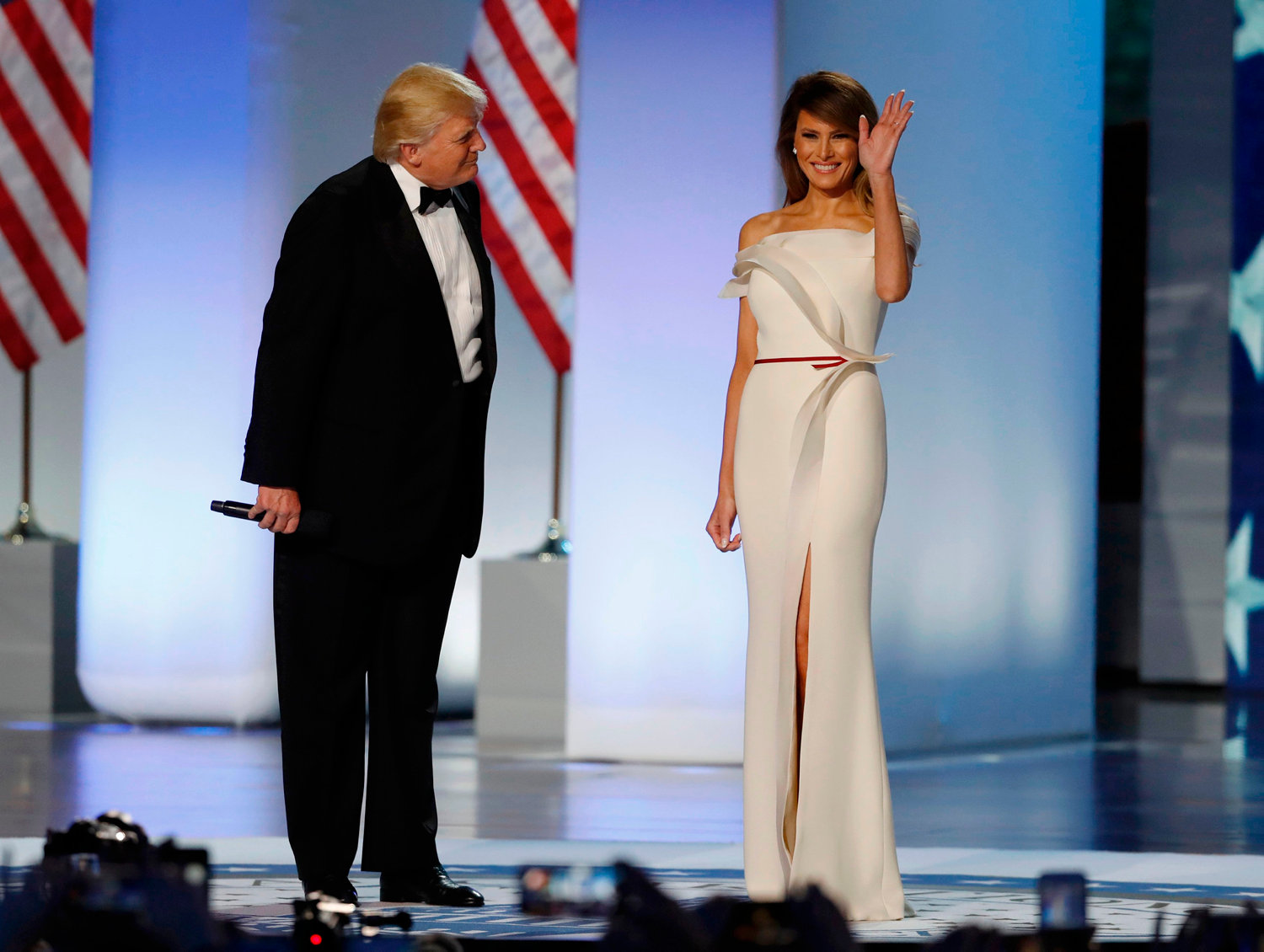 Donald J. Trump és Melania Trump, Hervé Pierre és saját maga által tervezett estélyiben, forrás: independent.ie