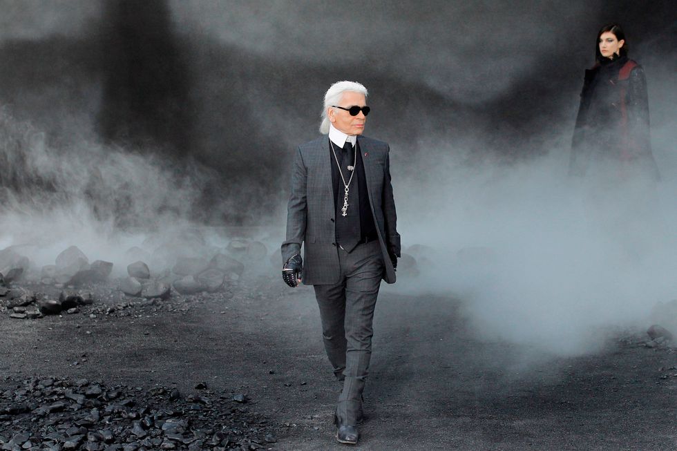 Karl Lagerfeld egyik legendás Chanel bemutatója után, forrás: Harper‘s Bazaar US