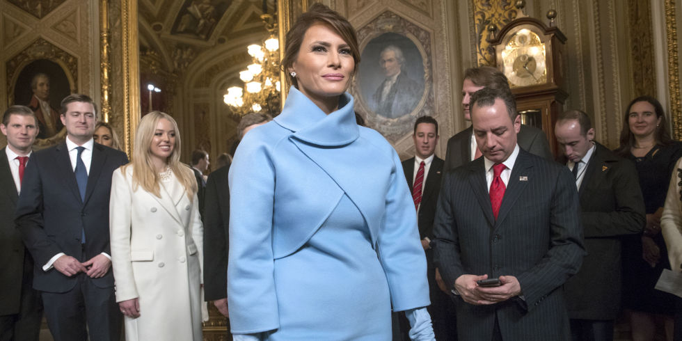 Melania Trump a Beiktatási Ünnepségen Ralph Lauren kosztümben, forrás: harpersbazaar.com