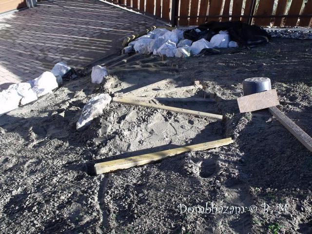 92 Lépcső a felhajtó mellett, komposztáló környéke