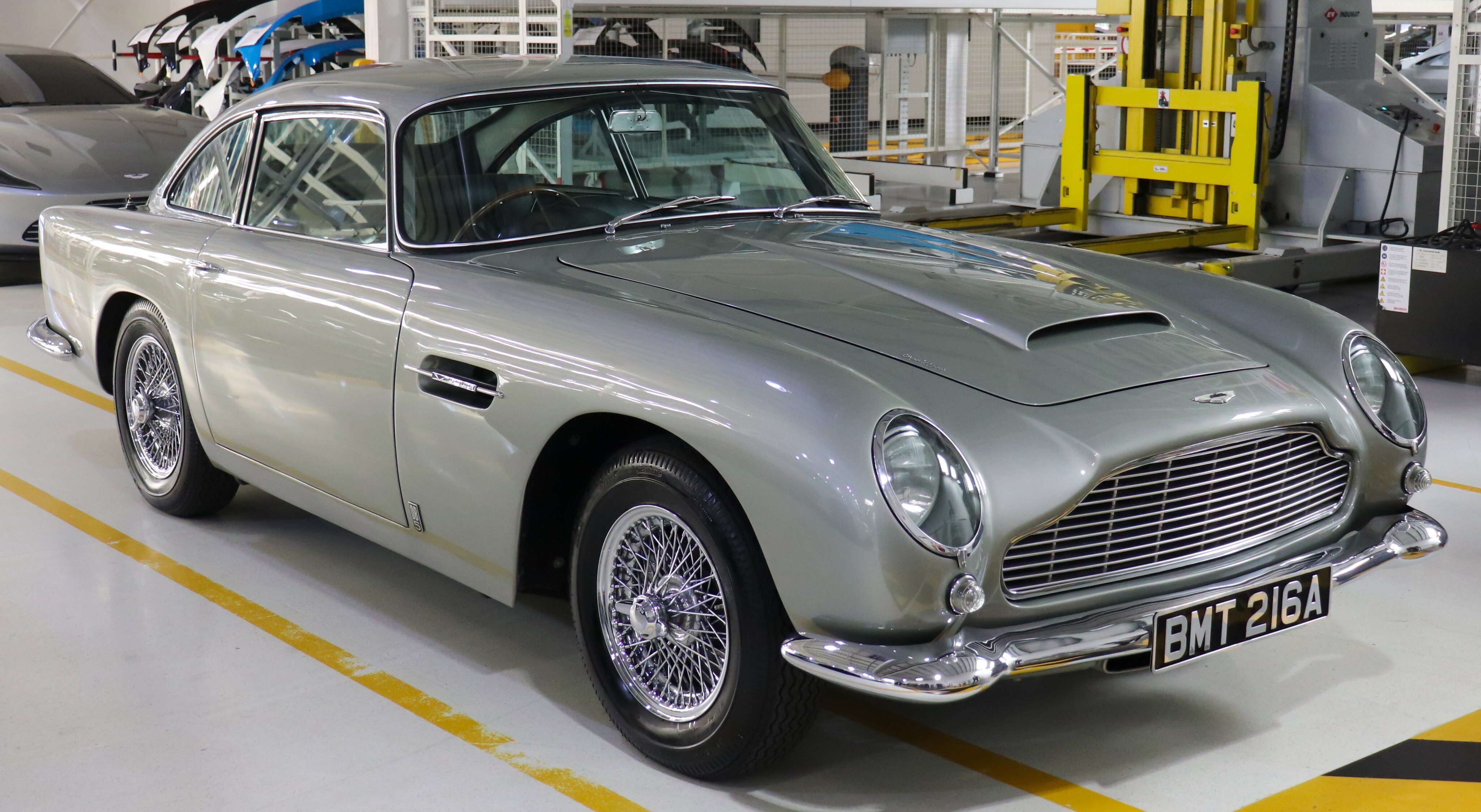 4096px-1964_aston_martin_db5_4_0_front.jpg